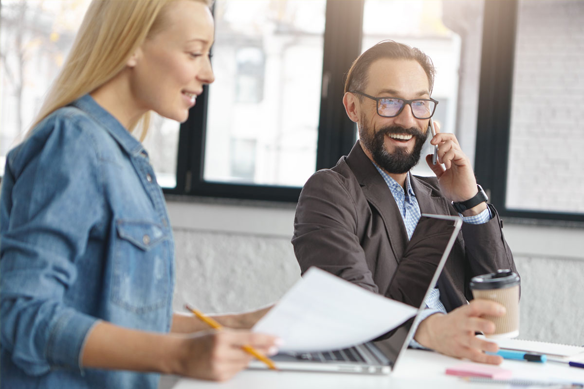 personnes epanouies au travail